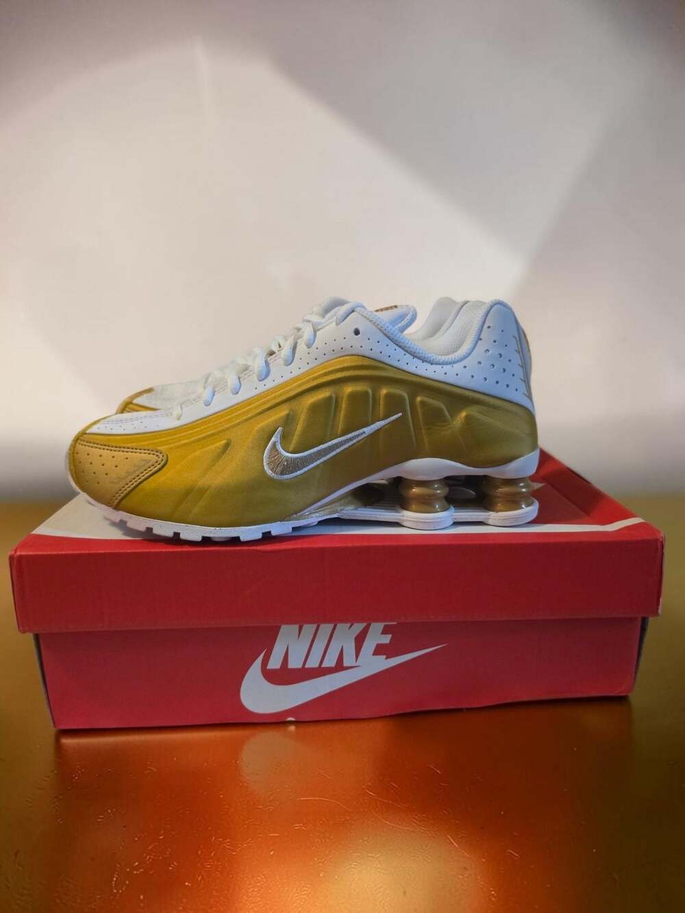 Nike Shox R4 GS 'Metallic Gold' Sneakers 6Y (7.5 women's) CW2626-700